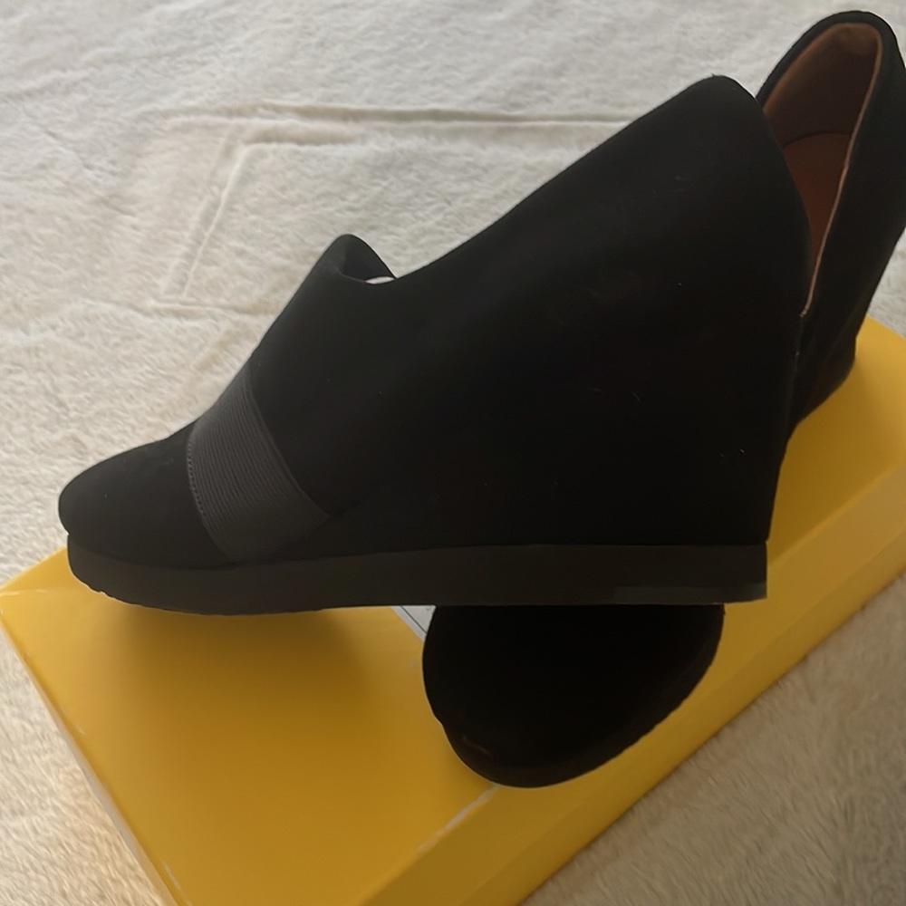 Softspots NEW 7.5 black wedge suede shoes in box. 7.5 Wide